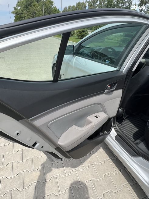 Hyundai Elantra 2017 серый - фото 16