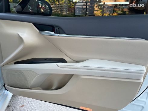 Toyota Camry 2022 белый - фото 38