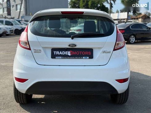 Ford Fiesta 2016 - фото 11