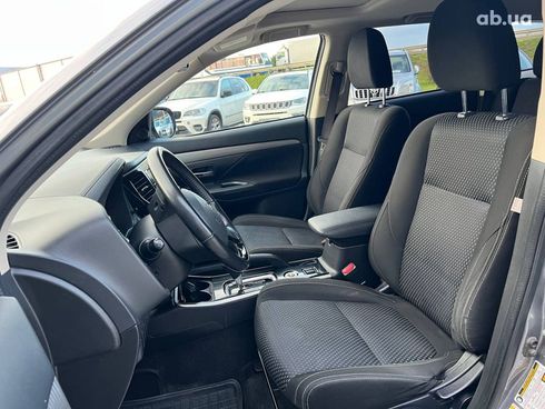 Mitsubishi Outlander 2017 серый - фото 17