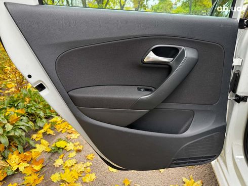 Volkswagen Polo 2015 белый - фото 23