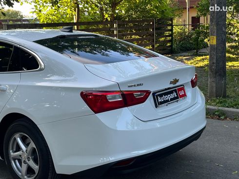 Chevrolet Malibu 2017 белый - фото 8