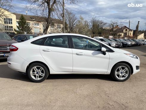 Ford Fiesta 2018 белый - фото 4