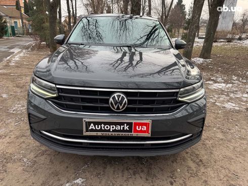 Volkswagen Tiguan 2021 серый - фото 2