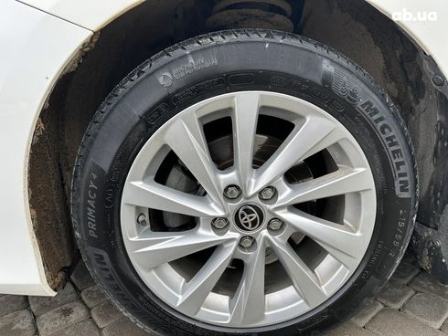 Toyota Camry 2021 белый - фото 29