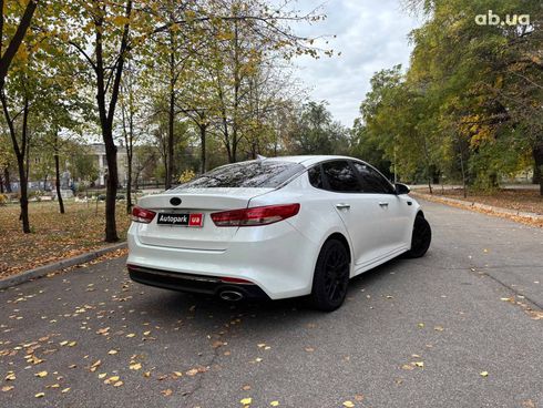 Kia Optima 2016 белый - фото 12