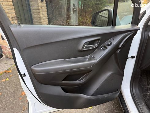 Chevrolet Tracker 2013 белый - фото 17