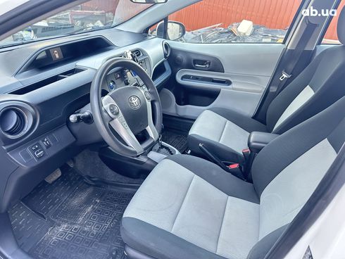 Toyota Prius C 2012 белый - фото 4