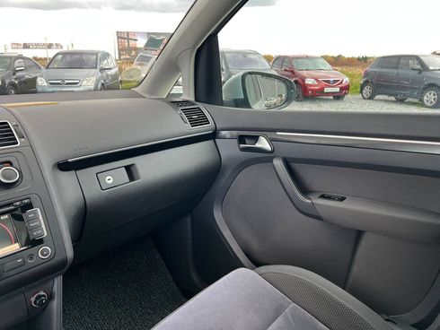 Volkswagen Touran 2012 серый - фото 32