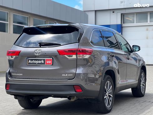 Toyota Highlander 2019 серый - фото 9