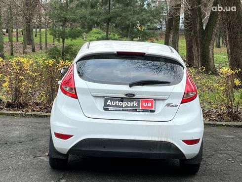 Ford Fiesta 2011 белый - фото 14
