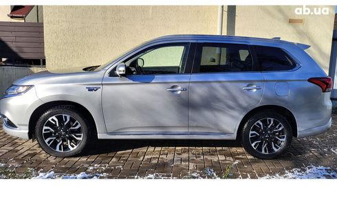 Mitsubishi Outlander PHEV 2017 серебристый - фото 3