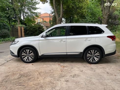 Mitsubishi Outlander 2019 белый - фото 13