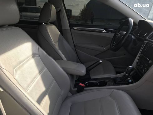 Volkswagen Passat 2016 серый - фото 14