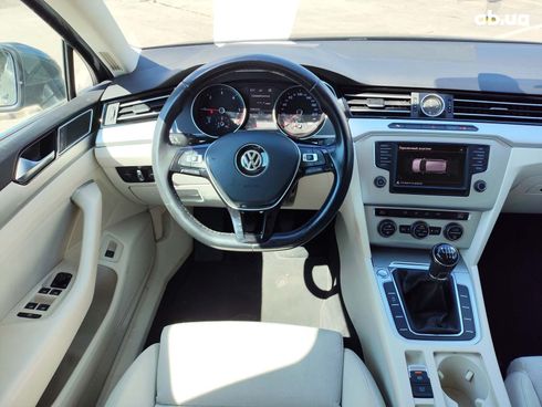 Volkswagen Passat 2016 серый - фото 25