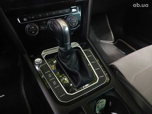 Volkswagen Passat 2017 серый - фото 15