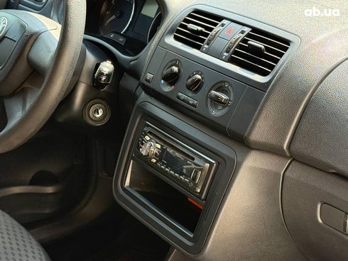 Skoda Fabia 2011 красный - фото 17