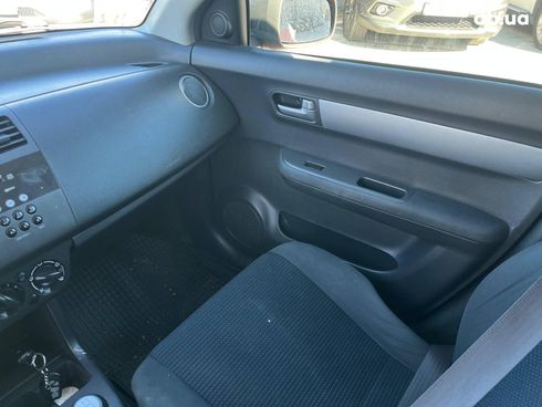 Suzuki Swift 2010 красный - фото 22