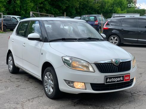 Skoda Fabia 2012 белый - фото 3