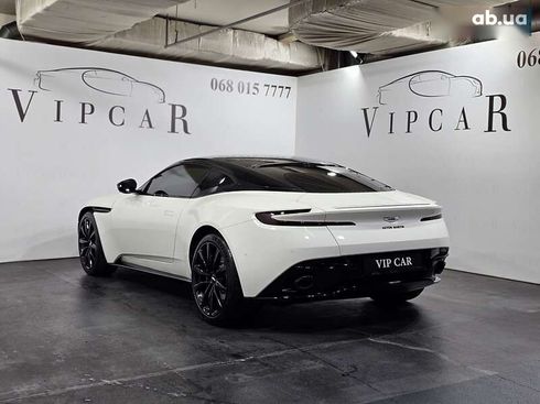 Aston Martin DB11 2018 - фото 8