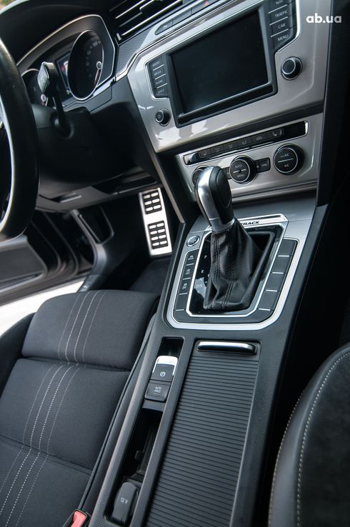 Volkswagen Passat 2016 черный - фото 9