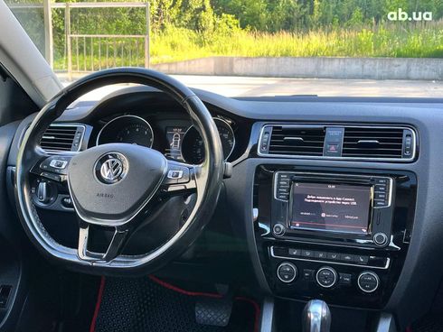 Volkswagen Jetta 2017 белый - фото 17