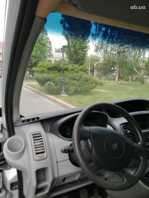 Renault Trafic 2011 серебристый - фото 10