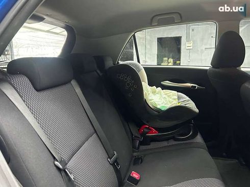 Toyota Auris 2011 - фото 12