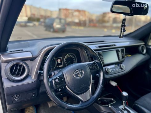 Toyota RAV4 Hybrid 2017 белый - фото 7
