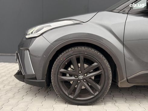 Toyota C-HR 2022 серый - фото 17