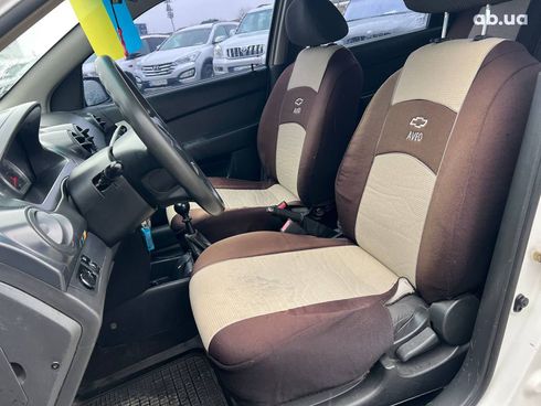 Chevrolet Aveo 2006 белый - фото 18