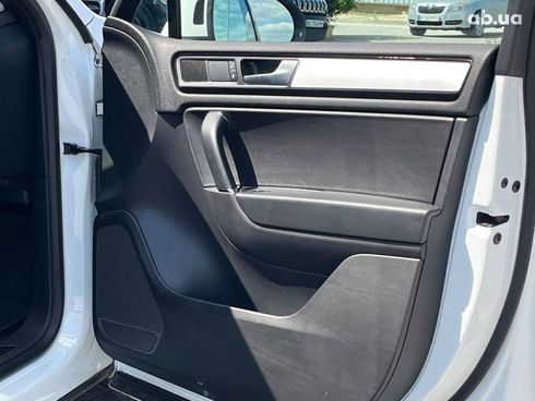 Volkswagen Touareg 2016 белый - фото 2
