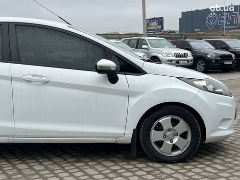 Ford Fiesta 2012 белый - фото 11