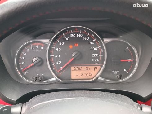 Toyota Yaris 2015 красный - фото 25