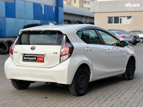 Toyota Aqua 2015 белый - фото 4