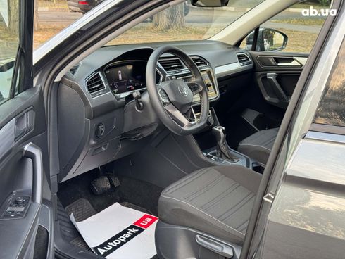 Volkswagen Tiguan 2023 серый - фото 13