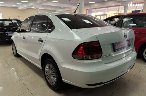 Volkswagen Polo 2017 белый - фото 9