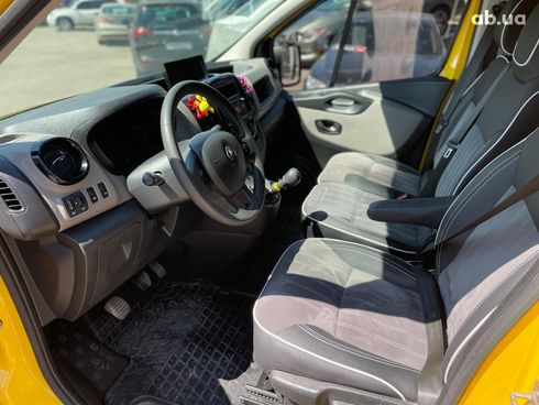 Renault Trafic 2017 желтый - фото 12