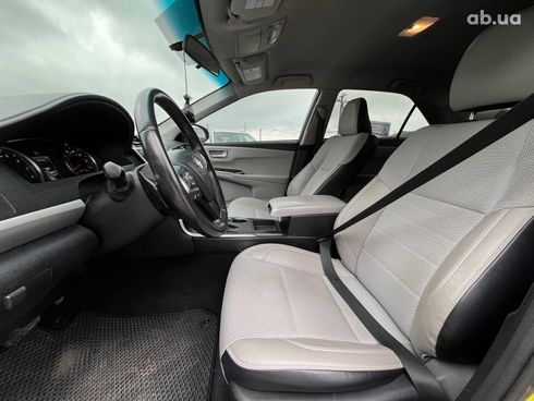 Toyota Camry 2016 серый - фото 38
