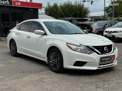 Nissan Altima 2018 белый - фото 3