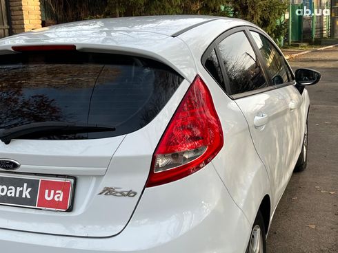 Ford Fiesta 2012 белый - фото 11