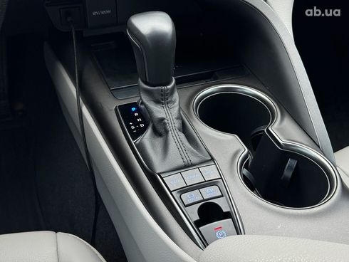 Toyota Camry 2022 серый - фото 33