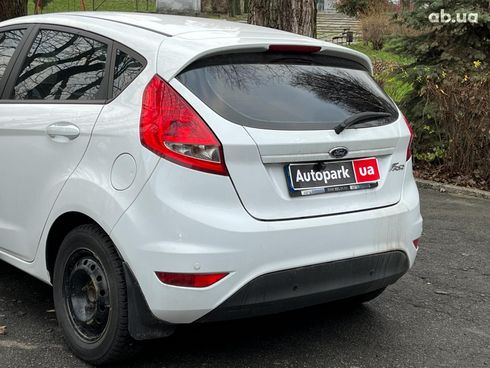 Ford Fiesta 2011 белый - фото 16