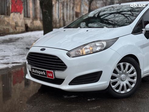 Ford Fiesta 2014 белый - фото 2