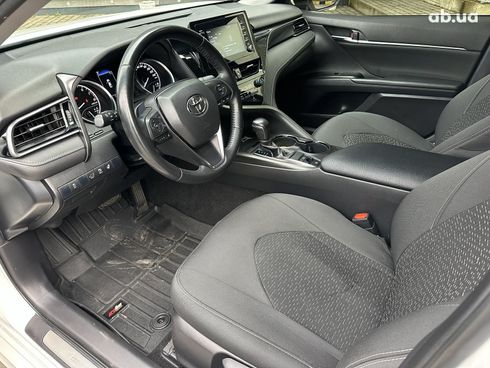 Toyota Camry 2021 белый - фото 12