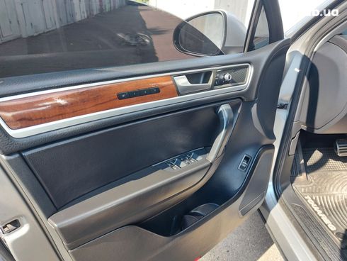 Volkswagen Touareg 2011 серебристый - фото 14
