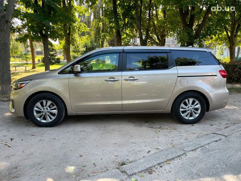 Kia Sedona 2016 бежевый - фото 15