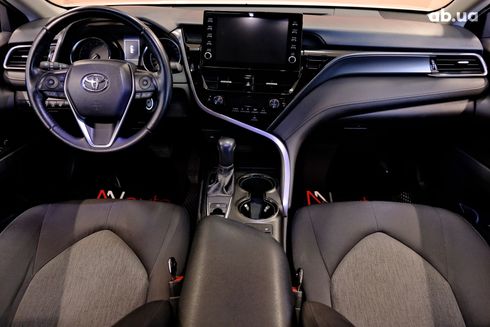 Toyota Camry 2024 серебристый - фото 7