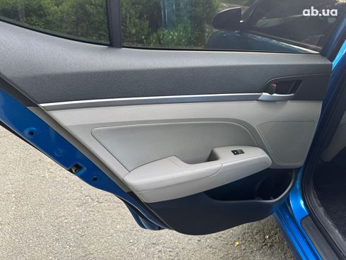 Hyundai Elantra 2016 синий - фото 18