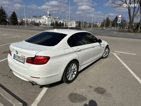 BMW 5 серия 2011 белый - фото 2